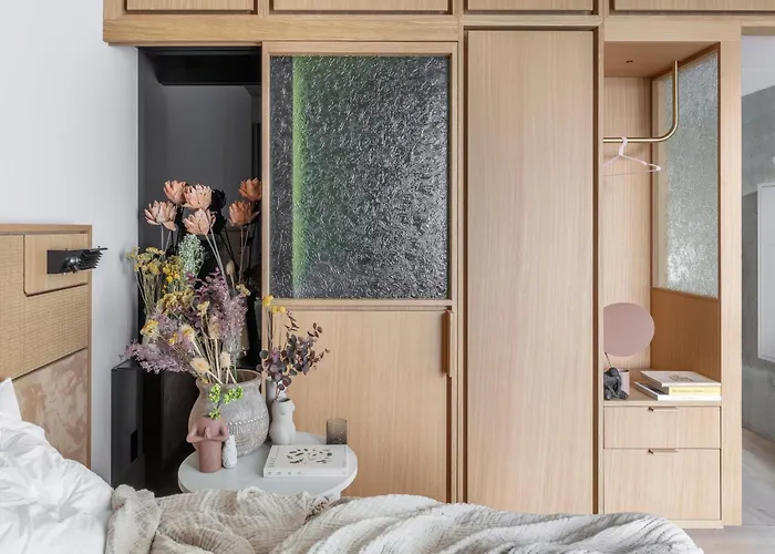 Locke At East Side GalleryHotel Berlin